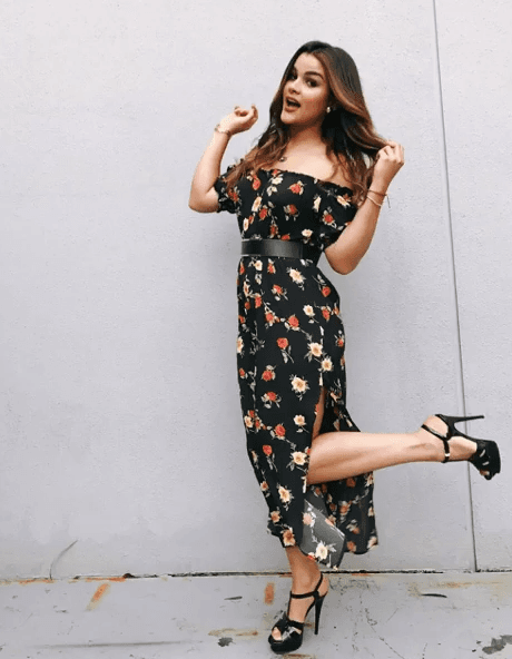 También por los vestidos que suele utilizar para primavera, cuya característica principal es, precisamente, la flor.