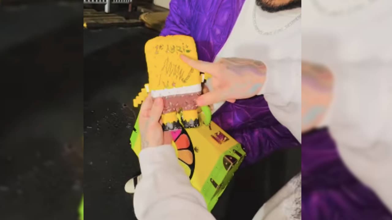 Rapero 6ix9ine sale de prisión en Brooklyn y presume Bob Esponja autografiado por Maduro