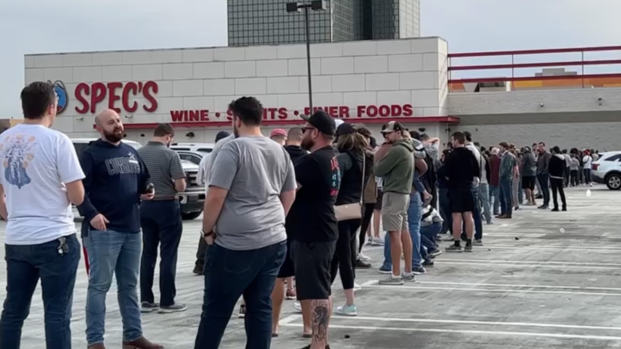 ¿Harías esta fila por alcohol? Colapsan licorerías en Texas previo a restricción en ventas