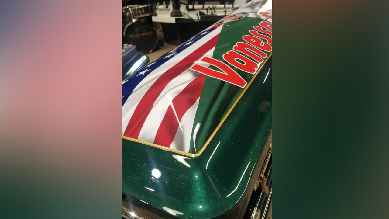 "Era muy patriota, le pusimos las banderas de México y de EEUU en la parte superior", continuó.