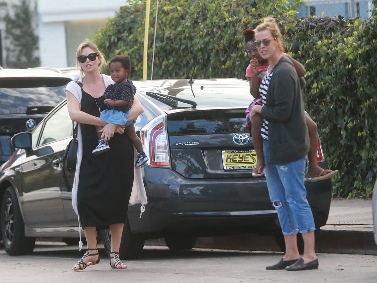 Charlize es toda una mami súper dedicada.