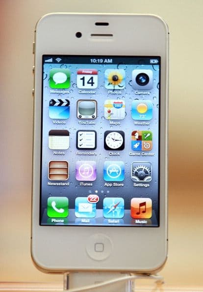 El nuevo iPhone 4Gs salió a la venta en octubre 2011 y contó con un rápido chip de doble núcleo A5, una cámara de 8 megapíxeles que dispara vídeo HD de 1080p, y un programa de voz asistente.