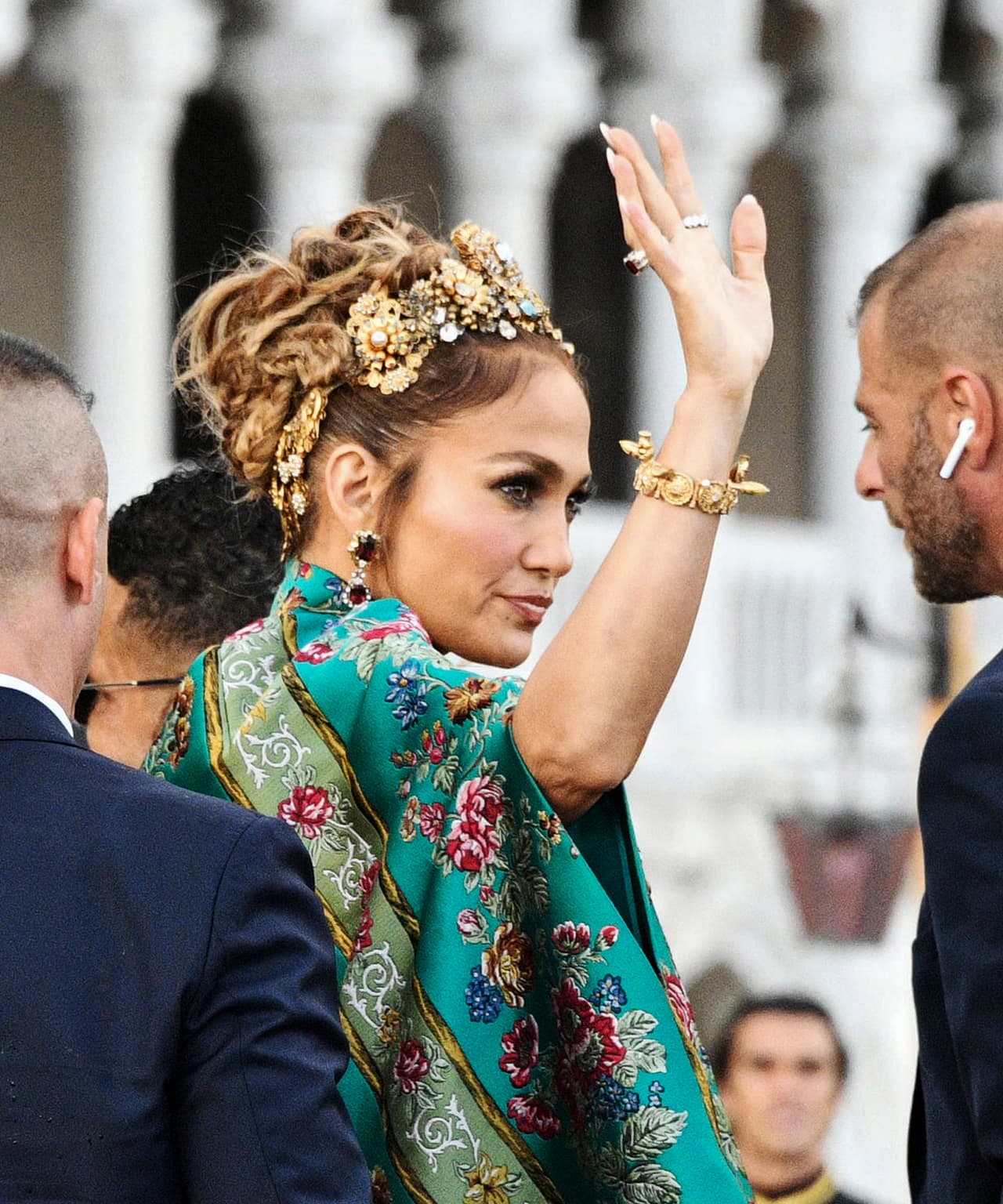 Antes, se dejó ver con él en fotos y videos que colgó en su cuenta de Instagram, pero después fueron los paparazzi quienes la captaron con el deslumbrante look cuando salió de su hotel y se dirigió a un taxi acuático hacia el desfile. 
<br>