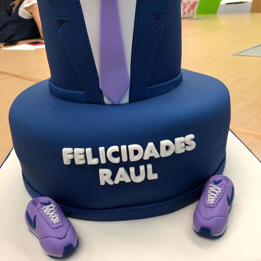 El pasado viernes, en Despierta América tuvo un pastel sorpresa personalizado, en el que destacó el traje azul, la corbata y hasta los tenis morados que ha portado en algunas emisiones del show.