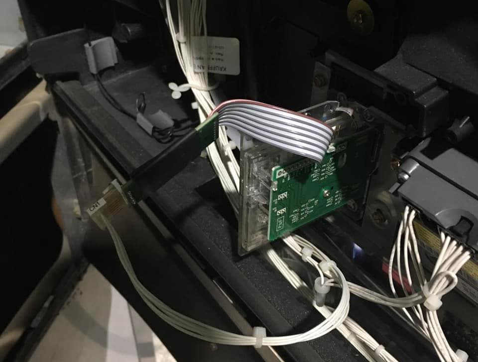 Encuentran dispositivos que roban información de tarjetas de crédito en gasolinera de Round Rock