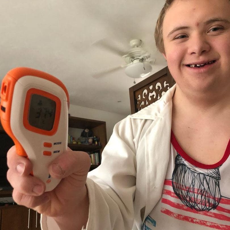 "Gracias mamá", dijo Luciano mientras rodeaba con sus brazos cariñosamente a la protagonista de la telenovela 'Esmeralda'. 
<br>