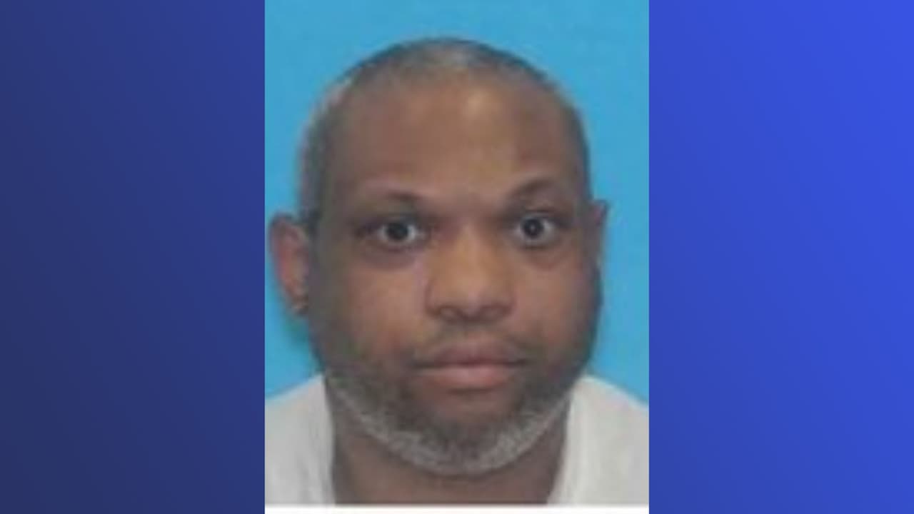 Quincy Ester es buscado porque no se inscribió al registro de abusadores sexuales, dijo el Departamento de Policía de Dallas.