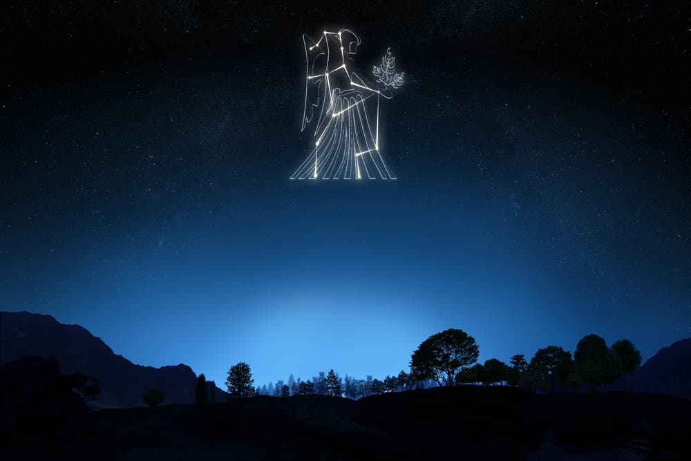 Cuenta la mitología griega que cuando nació la Raza de Bronce, a la que detestaba, pronto se aburrió de la humanidad, que comenzaba a desafiarla, y decidió dejar la tierra y subir al cielo. Su padre, Zeus, la dejó establecerse junto a la constelación del Boyero, acompañada a un lado por Leo y al otro por Libra.