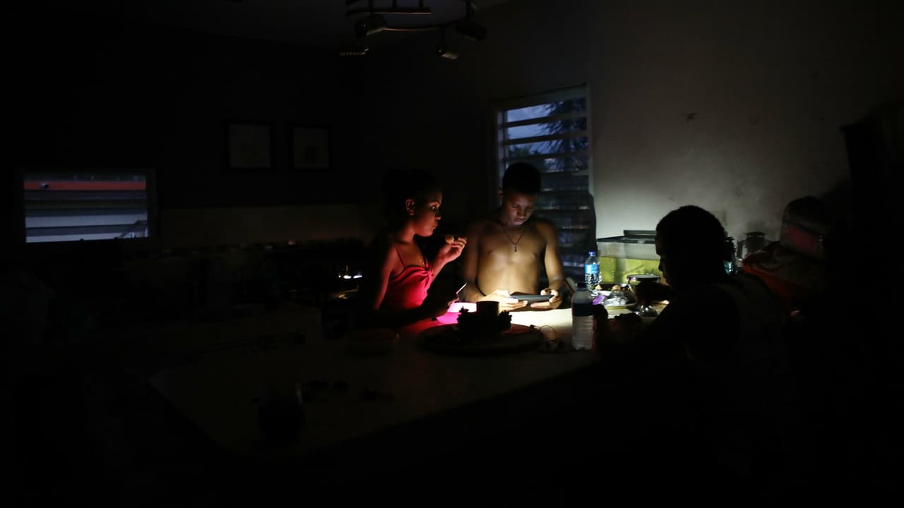 760,000 usuarios ya cuentan con luz en Puerto Rico; la gente se manifiesta en las calles 