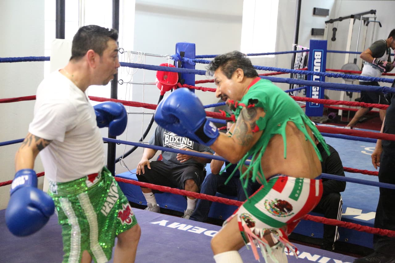 Así pagó la apuesta El Feo a Raúl 'El Pelón' después de la derrota de Julio César Chávez Jr.