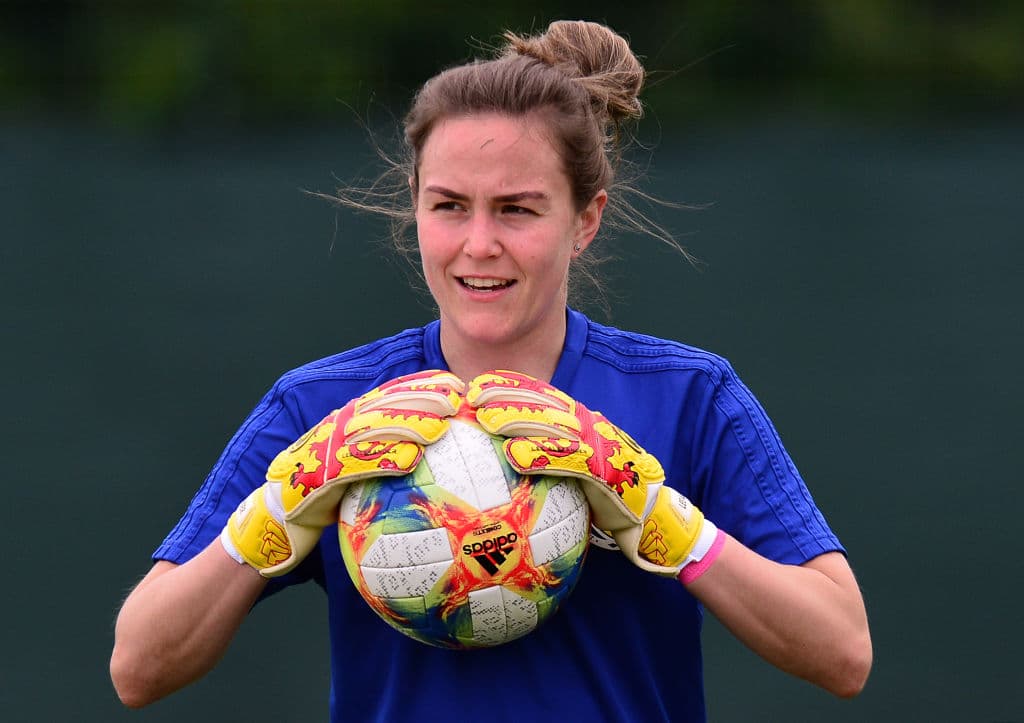 La Selección femenil de Escocia cerró su preparación para participar en su primera aventura en una Copa Mundial Femenina cuando el domingo próximo hagan su presentación en una competencia de esta envergadura ante, ni más ni menos que, Inglaterra, una nación con una gran rivalidad en el campo de fútbol sin importar la rama o la categoría. En medio de la última práctica antes de viajar a Francia algunas jugadoras participaron en una interesante sesión fotográfica.