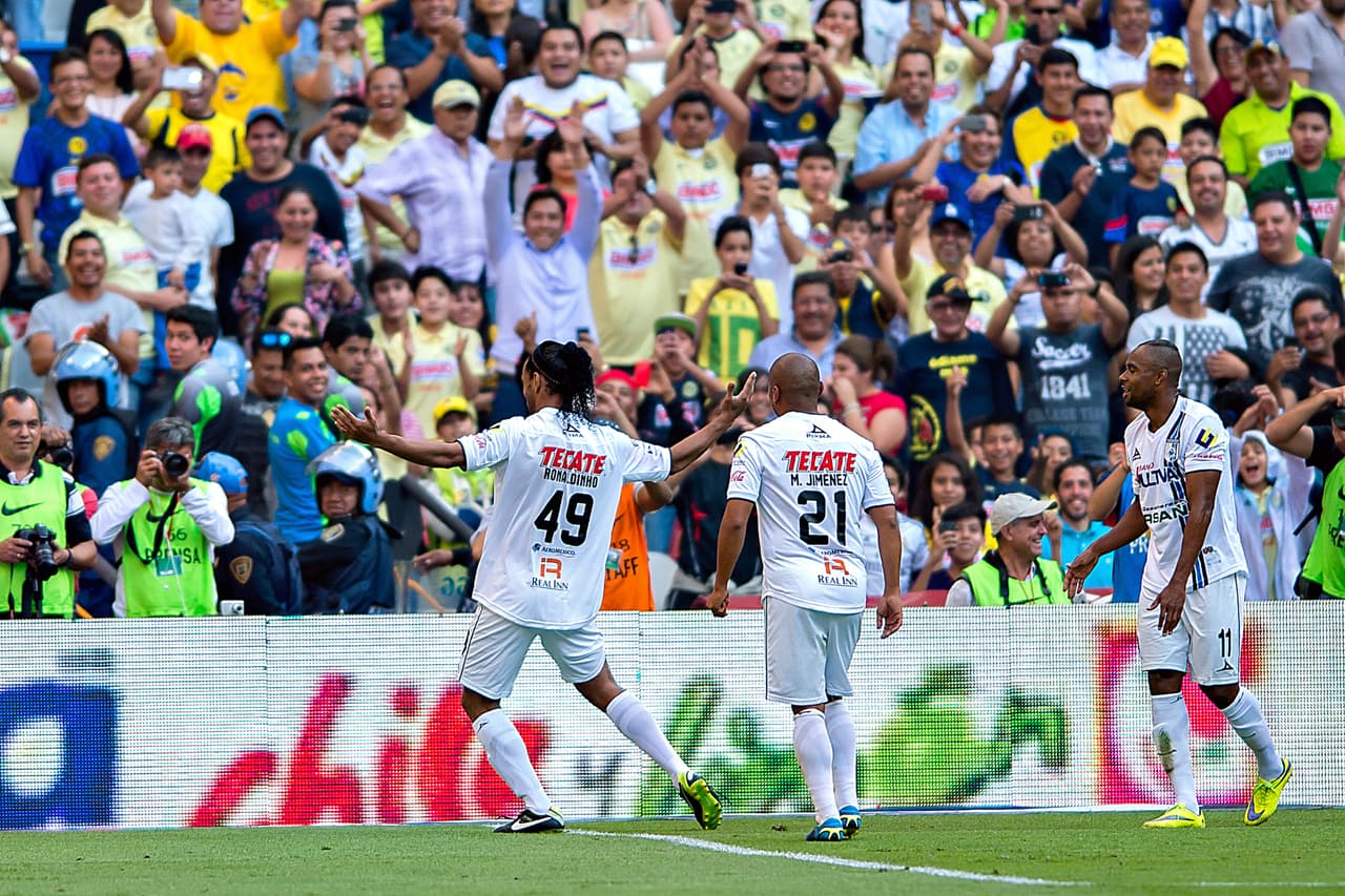 <b>¡Comenzó la fiesta!</b>
<br>Fiel a uno de sus festejos, Ronaldo de Asis Moreira se dejó consentir con la aafición que, a pesar de ser rivales, aplaudieron y fotografiaron al brasileño.