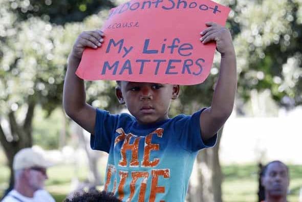 Angelinos alzaron su voz por los recientes casos de muerte, resultados del exceso de fuerza policial durante detenciones. En lo que va de agosto, por lo menos cuatro arrestos terminaron en muerte o con secuelas permanentes para los sospechosos han sido reseñadas en Los Ángeles. Detalles de los casos aquí: aquí