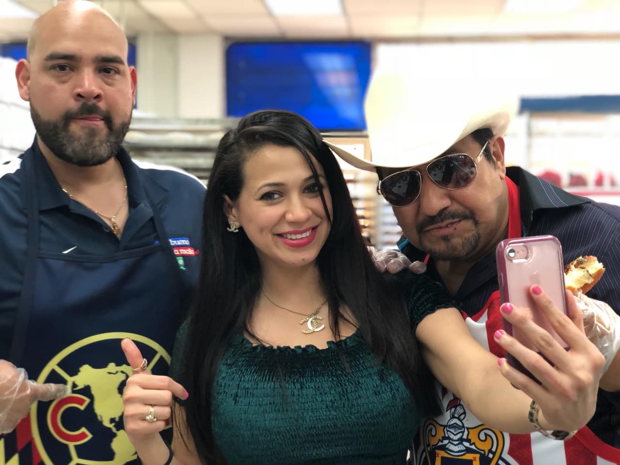 También hubo tiempo para selfies, pero El Pelón y El Feo no paraban de comer.