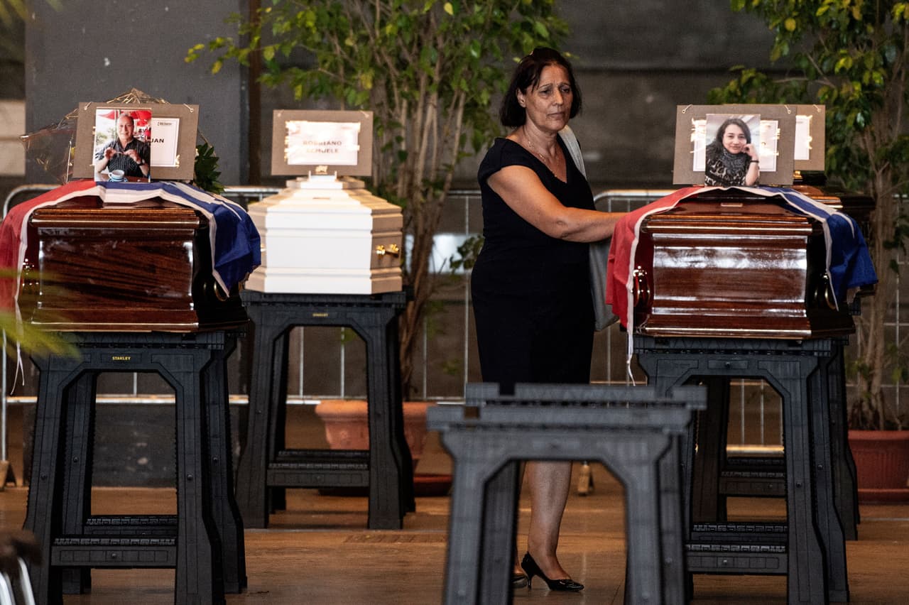 En el pabellón, cubiertos por coronas de rosas blancas, fueron emplazados los féretros de 19 de las víctimas, 
<b>entre ellos el ataúd blanco del niño de 8 años que falleció junto a sus padres.</b>