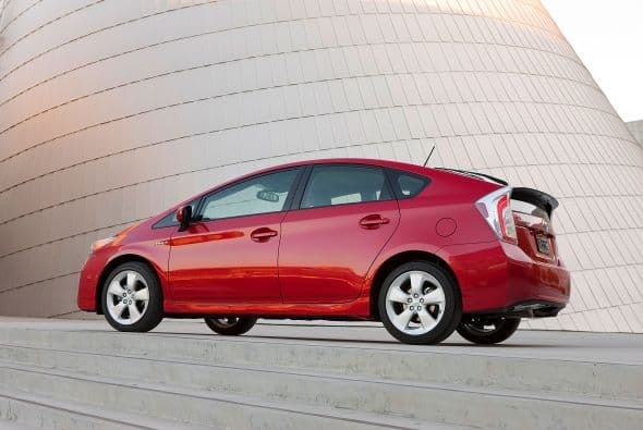 Autos Pequeños: Toyota Prius 2015- El modelo 2015 está pensado para estar avalado con el nivel más alto en seguridad, “Star Safety System”. Viene equipado con siete bolsas de aire que actúan en toda la cabina, cinturones de tres puntos en todas las posiciones, frenos ABS con distribución electrónica y asistencia en emergencia y control de estabilidad.