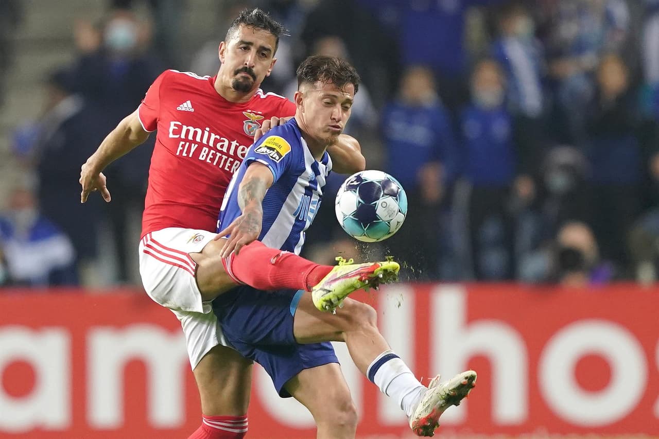 Fabio Ferreira Vieira (34'), Eduardo Aquino (37') y Mehdi Taremi (68') le dieron el triundo al Porto frente al Benfica con marcador 3-1 en el clásico portugués, durante la Jornada 16 en la Primeira Liga. El mexicano Jesús 'Tecatito' Corona jugó 35 minutos.
