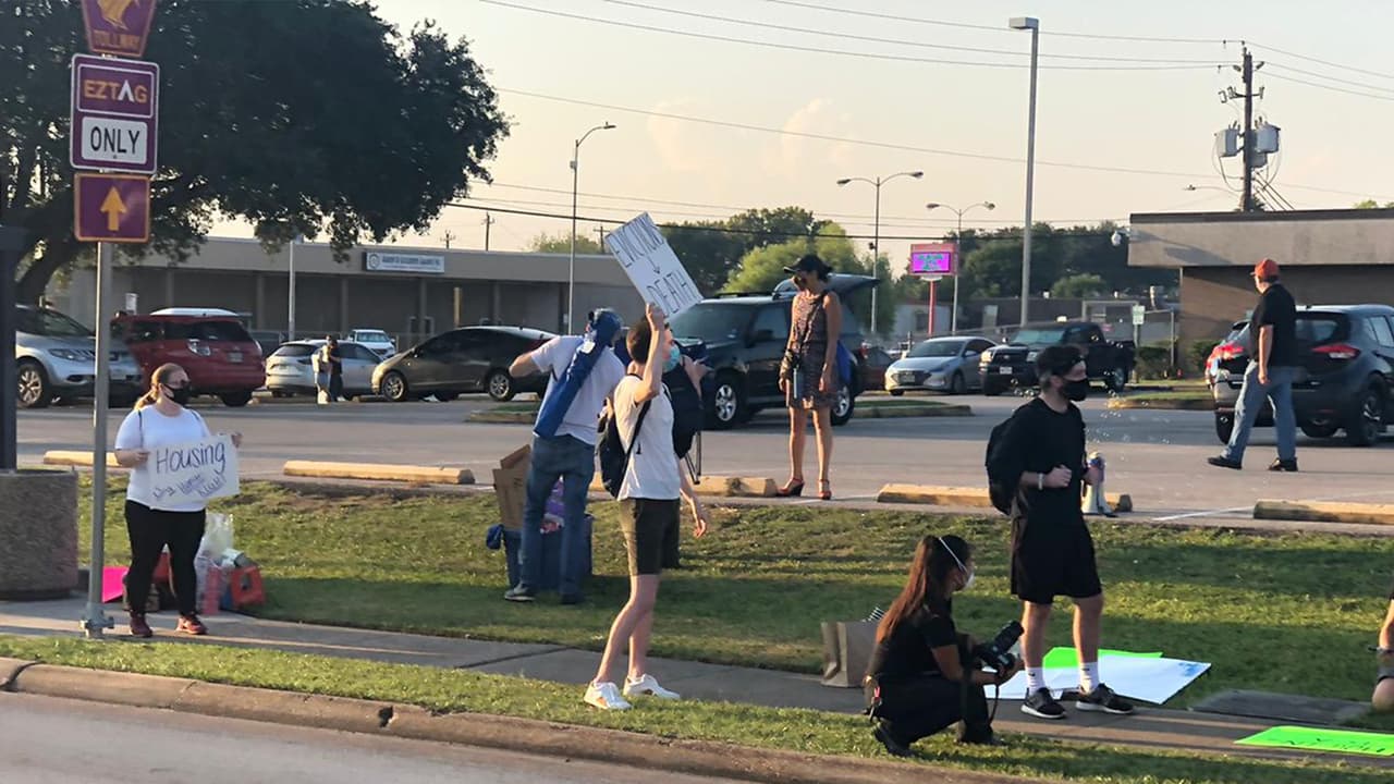 La manifestación se llevó a cabo frente a las instalaciones de la Corte del condado Harris en el suroeste de Houston.