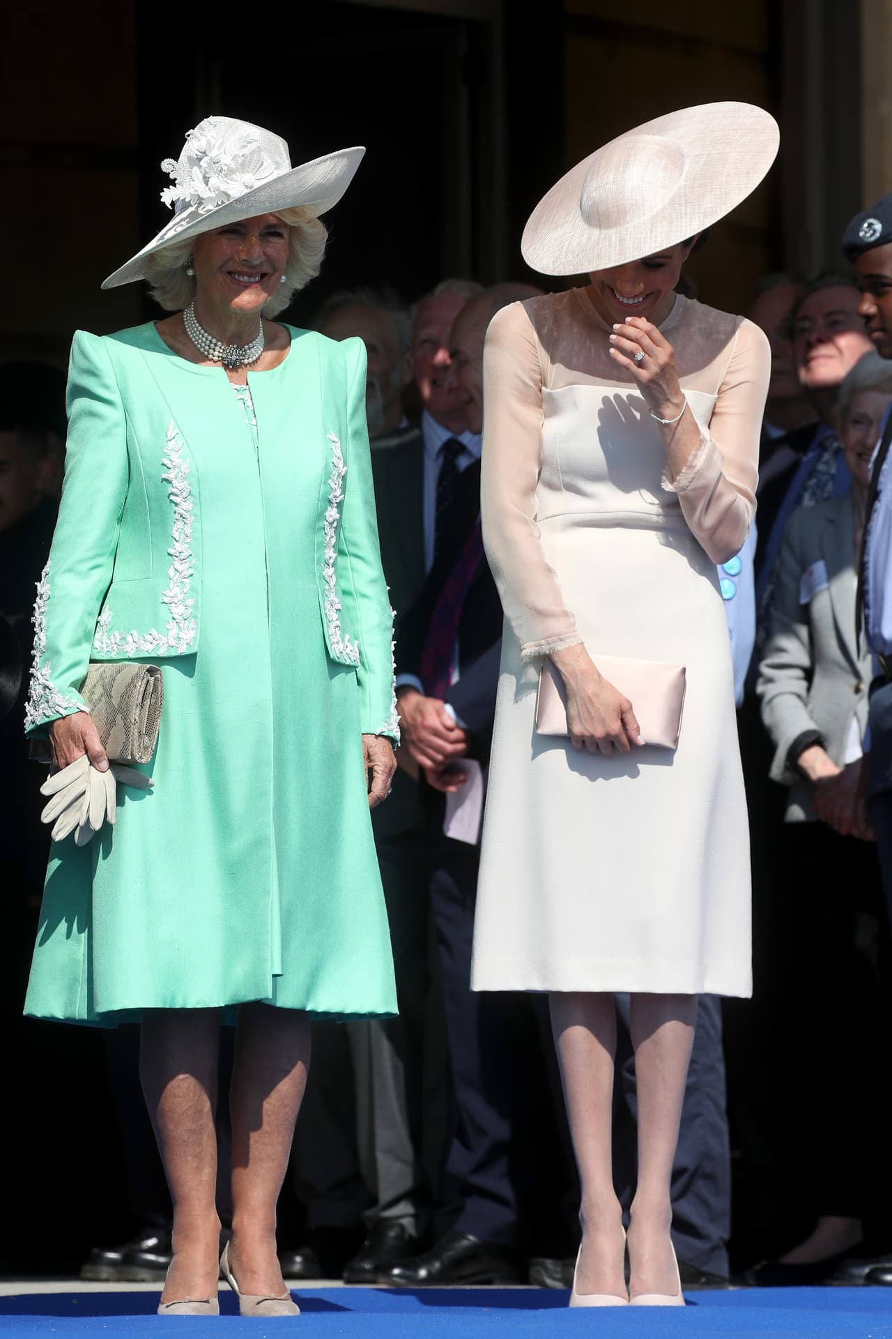 En el evento Markle se mostró muy simpática con Camilla, duquesa de Cornwall y esposa del príncipe Carlos, con quien compartió sonrisas frente a las cámaras.