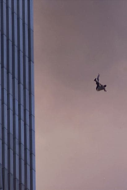 El 11 de septiembre Estados Unidos fue víctima de horrendos ataques terroristas: Al Qaeda secuestró e impactó cuatro aviones contra varios objetivos y que causaron la muerte y destrucción, siendo el episodio que precedería a la guerra de Afganistán y a la adopción por el Gobierno estadounidense y sus aliados de la política denominada de Guerra contra el terrorismo. Los atentados fueron cometidos por diecinueve miembros de la red yihadista Al-Qaida,1 divididos en cuatro grupos de secuestradores, cada uno de ellos con un terrorista piloto que se encargaría de pilotar el avión una vez ya reducida la tripulación de la cabina. Los aviones de los vuelos 11 de American Airlines y 175 de United Airlines fueron los primeros en ser secuestrados, siendo ambos estrellados contra las dos torres gemelas del World Trade Center, el primero contra la torre Norte y el segundo poco después contra la Sur, provocando que ambos rascacielos se derrumbaran en las dos horas siguientes.2 3 El tercer avión secuestrado pertenecía al vuelo 77 de American Airlines y fue empleado para ser impactado contra una de las fachadas del Pentágono, en Virginia. El cuarto avión, perteneciente al vuelo 93 de United Airlines, no alcanzó ningún objetivo al resultar estrellado en campo abierto, cerca de Shanksville, en Pensilvania, tras perder el control en cabina como consecuencia del enfrentamiento de los pasajeros y tripulantes con el comando terrorista.