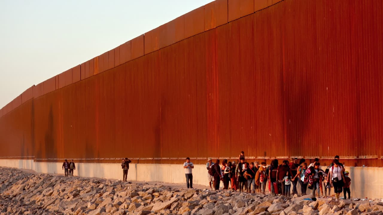 Fiscalía presenta cargos contra 1,044 personas que cruzaron ilegalmente a EEUU por Arizona entre abril y junio