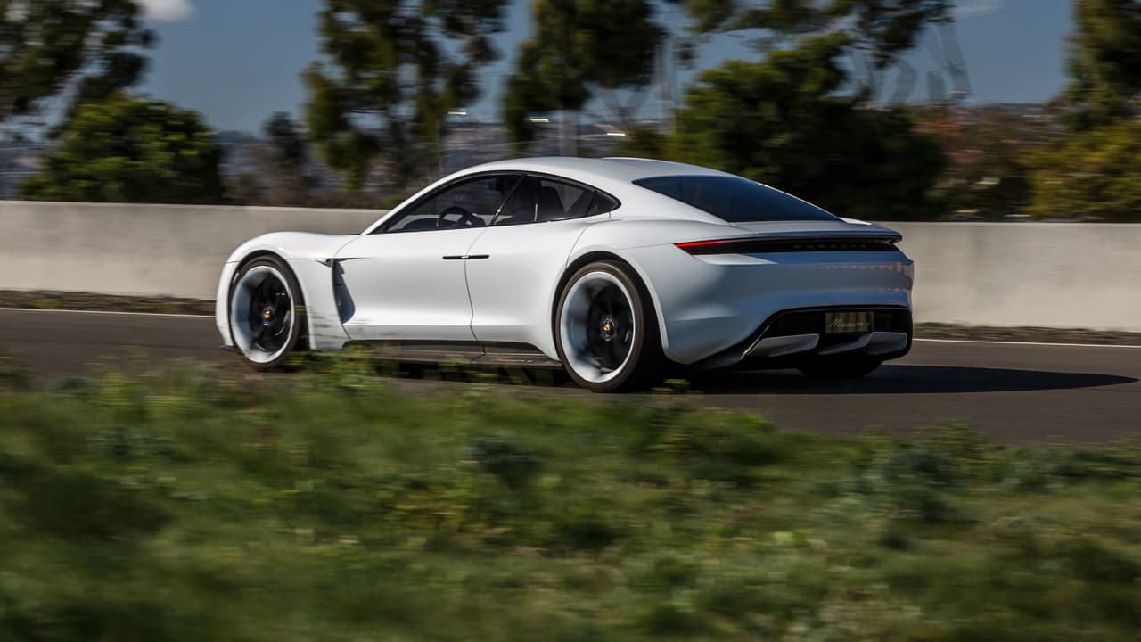 El diseño de Porsche Mission E es moderno e innovador pero 100% fiel a los diseños clásicos que han caracterizado a los modelos de Porsche por más de medio siglo.