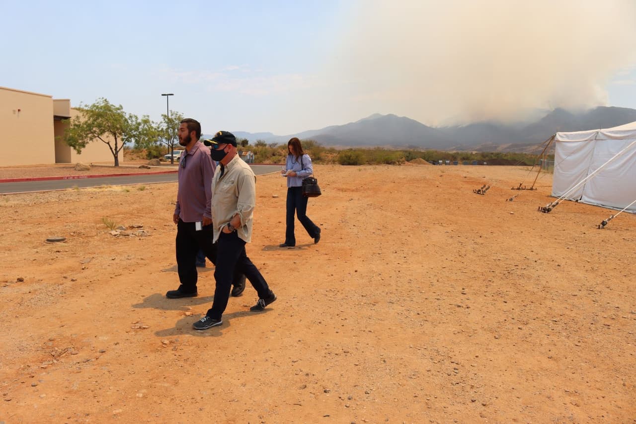 El senador Kelly estuvo acompañado por el presidente de San Carlos Apache Nation, Terry Rambler, la alcaldesa superior Mila Besich, el vicealcalde de Globe Mike Stapleton, el alcalde de Miami Sammy González y el representante estatal David Cook (Distrito 8).