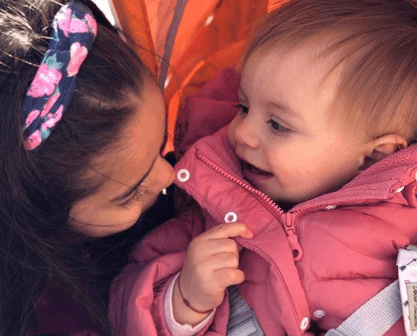 Tanto Aislinn Derbez como Alessandra Rosaldo, no dejan pasar la oportunidad para presumir en redes sociales la gran conexión que existe entre sus pequeñas hijas. 
<br>