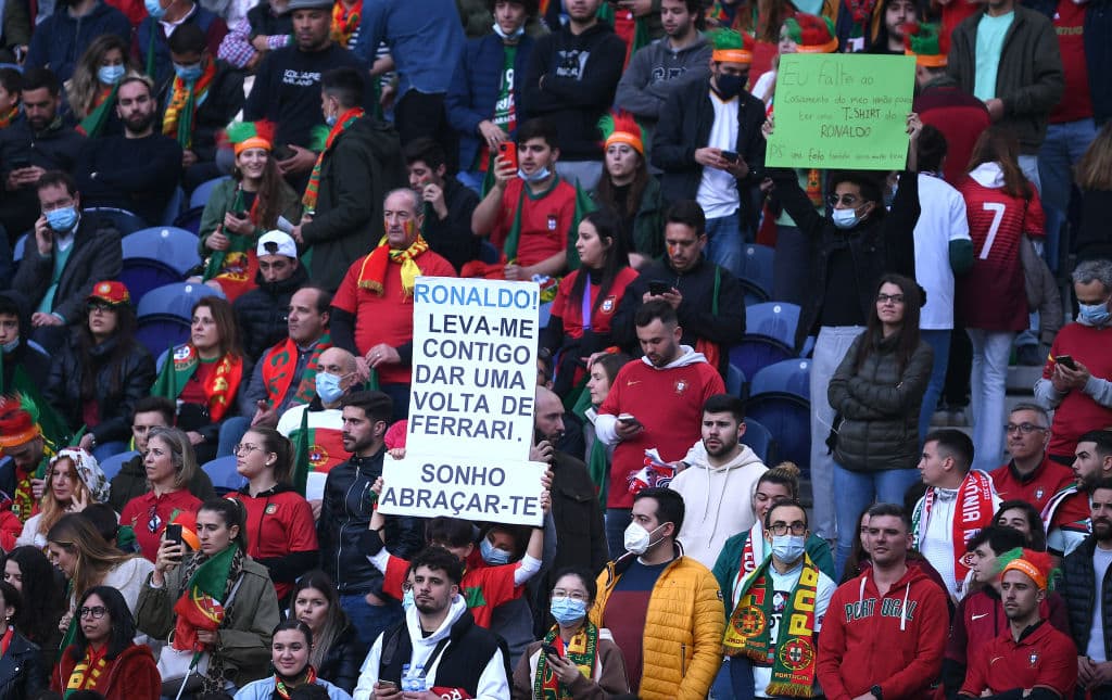 Dos goles de Bruno Fernandes, jugador del Manchester United al igual que Cristiano Ronaldo, sirvieron para que Portugal venciera 2-0 a Macedonia del Norte y sellara su clasificación al Mundial de Qatar 2022.
<br>