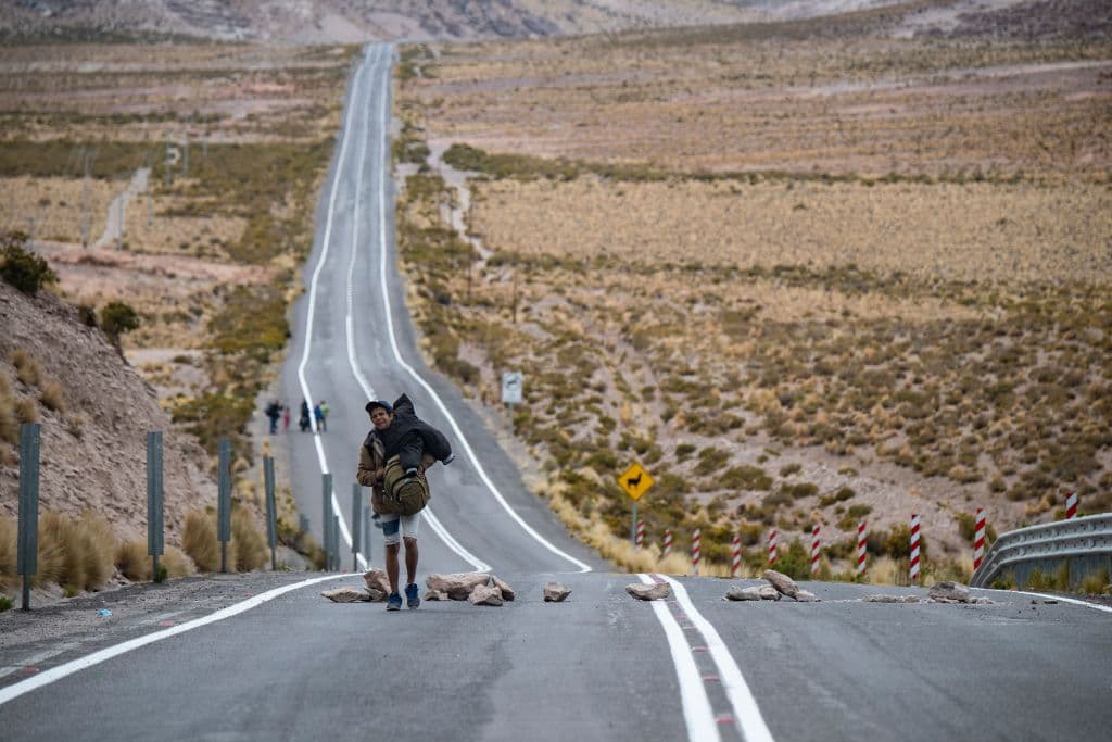 Los migrantes atacados en la norteña Iquique son parte de los miles que cruzan a pie la frontera entre Bolivia y Chile por pasos no habilitados
<a href="https://elcomercio.pe/mundo/latinoamerica/migracion-venezolana-a-chile-cruzar-a-pie-el-altiplano-la-ultima-frontera-de-los-caminantes-venezolanos-bolivia-venezuela-noticia/" target="_blank">en el inhóspito Altiplano</a>, poniendo en riesgo sus vidas. Unos 11 migrantes han muerto en esta ruta en el último año, según el recuento de la
<i>agencia AFP.</i>