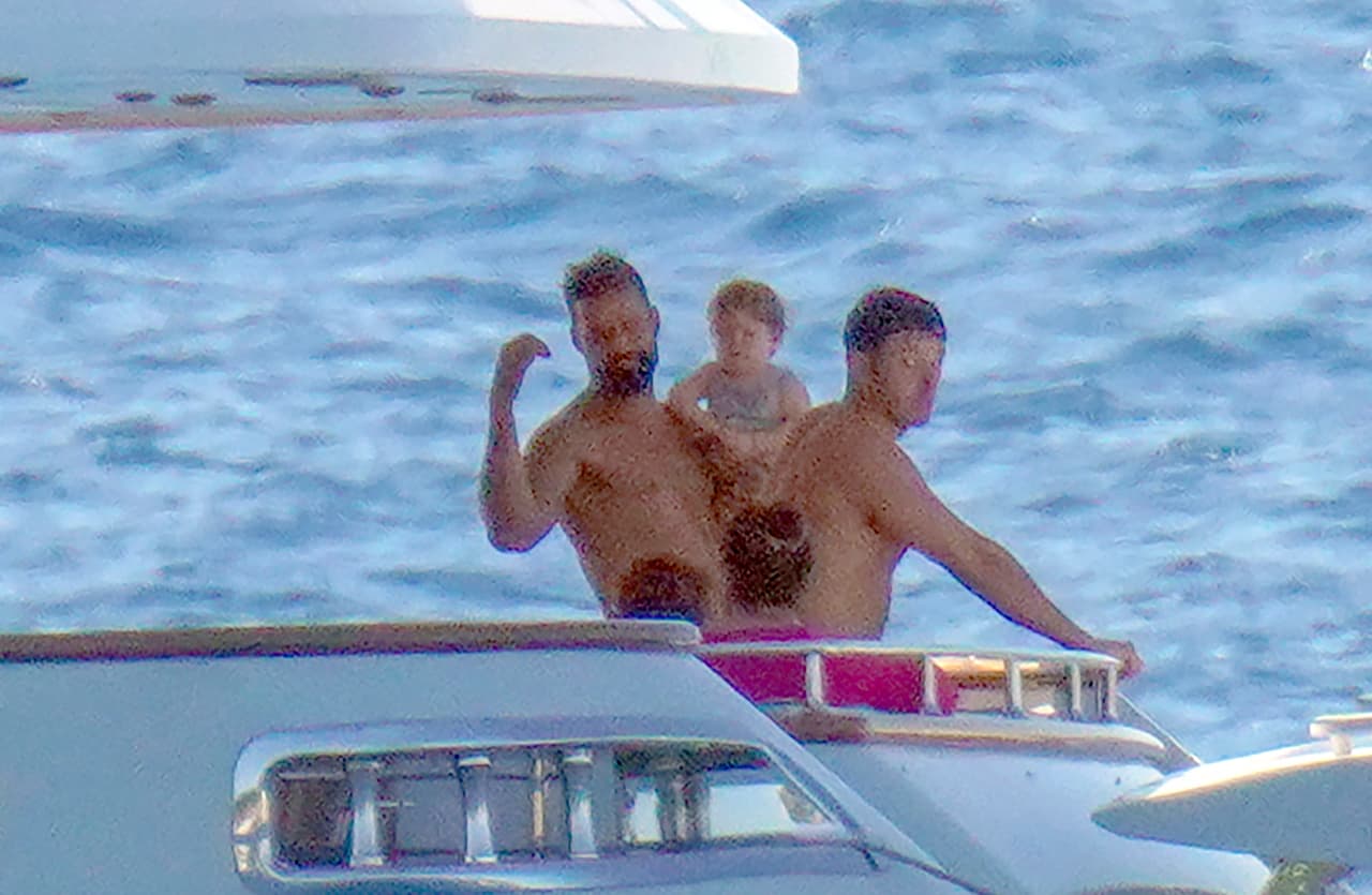 El intérprete de 
<b><a href="https://www.youtube.com/watch?v=lBztnahrOFw" target="_blank">'La mordidita'</a></b> fue fotografiado con Renn en brazos gran parte del tiempo mientras disfrutaban del sol.
<br>