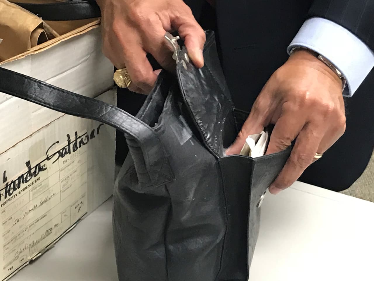 Tras su convicción, Saldívar intentó recuperar el dinero, pero acabó en las arcas del condado de Nueces como una retribución por los gastos del juicio. El archivo de la Corte de Corpus Christi conserva el bolso en un estado casi igual al que quedó hace 23 años. En el bolsillo del frente, todavía están guardados los documentos doblados de la convicta.