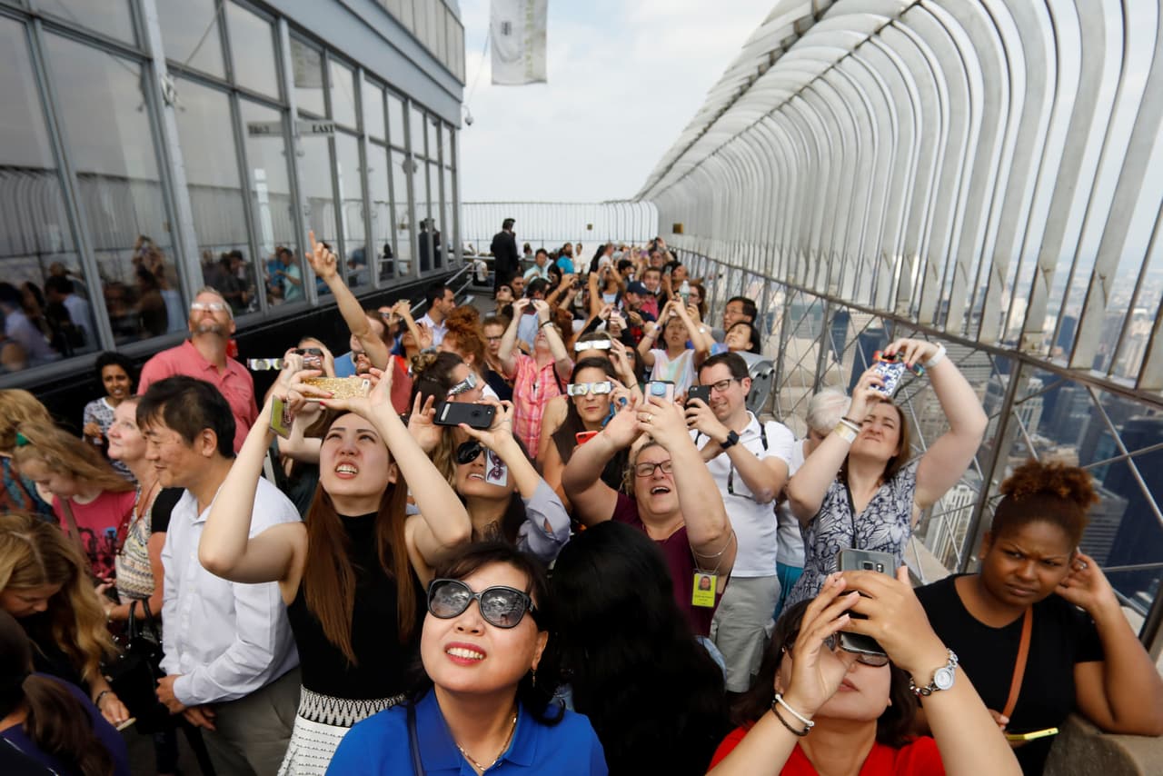 El deck del edificio Empire State se inundó de personas que buscaron ver el eclipse desde uno de los puntos más altos de la Gran Manzana. (Brendan McDermid/Reuters)
