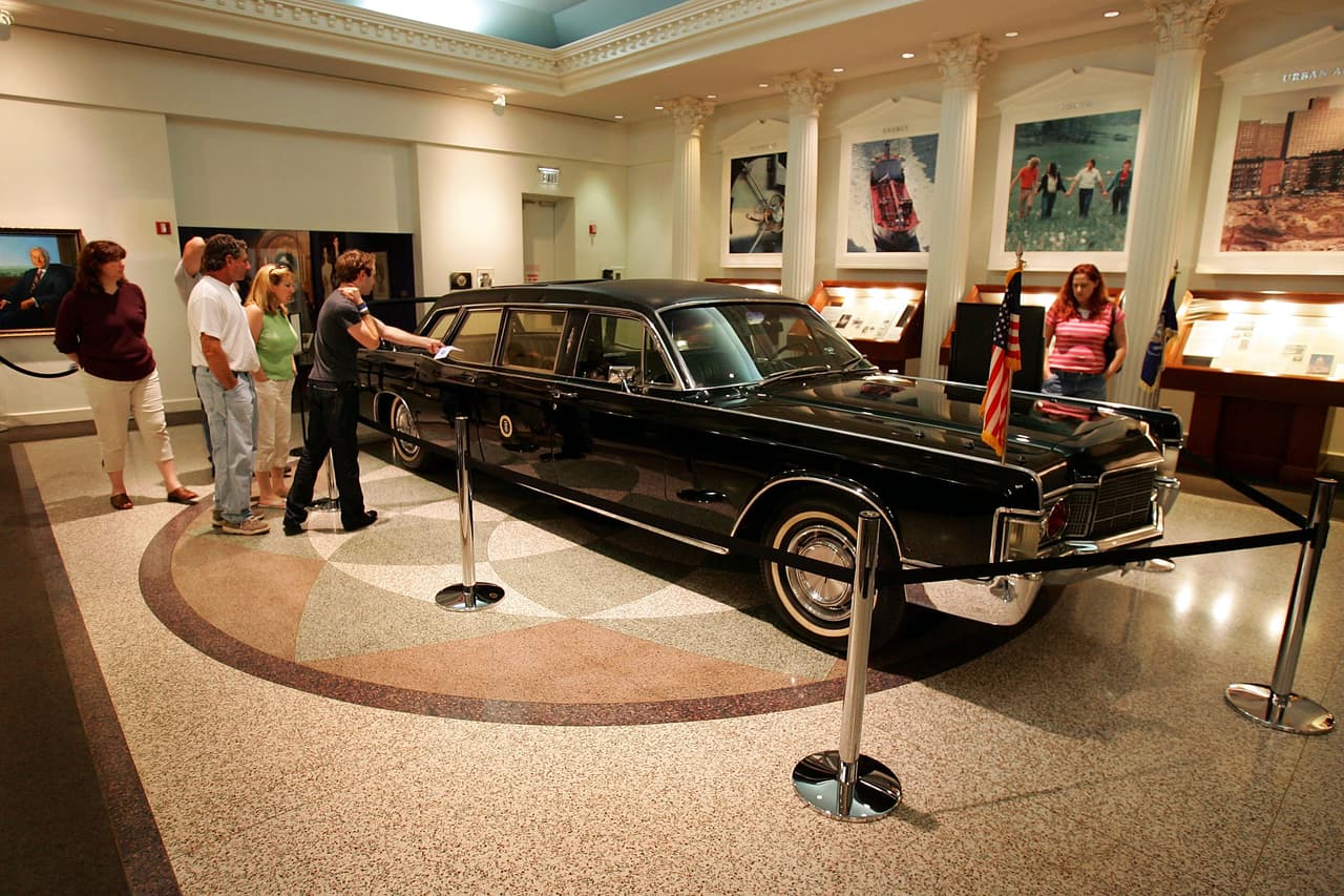Esta limusina 
<b>Lincoln Continental 1967</b>, construida para el presidente 
<b>Lyndon B. Johnson</b>, fue el primer vehículo presidencial construido como una fortaleza sobre ruedas desde el principio. Este vehículo sirvió también a los presidentes 
<b>Richard Nixon</b>, 
<b>Gerald Ford</b> y 
<b>Jimmy Carter</b>. Hoy descansa en la biblioteca presidencial de Richard Nixon ya que fue el vehículo que acompañó al desacreditado presidente en sus históricos viajes a China y a la Unión Soviética.