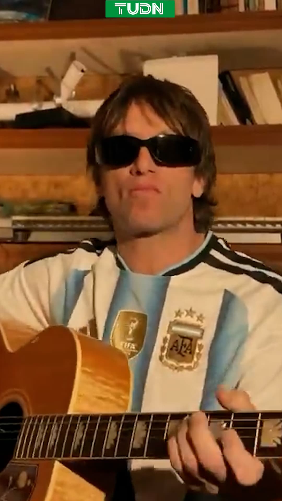 Cantante argentino la rompe con versión de 'Wonderwall' contra Inglaterra
