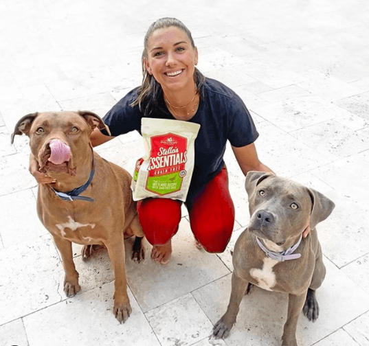 La futbolista Alex Morgan tiene dos perros.