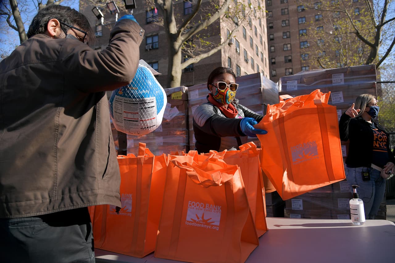 <b>Las donaciones no son suficientes.</b> City Harvest, una organización de Nueva York, tuvo que comprar alimentos para poder atender a todos. Entre los meses de marzo y noviembre 
<a href="https://www.cnbc.com/2020/11/19/covid-pandemic-first-time-many-americans-experienced-food-insecurity.html"><u>la organización gastó 10 millones de dólares en productos</u></a>, según CNBC. En la foto, voluntarios del banco de alimentos de la ciudad de Nueva York entregan insumos para Acción de Gracias a cientos de personas en Brooklyn, el 21 de noviembre.
<br>