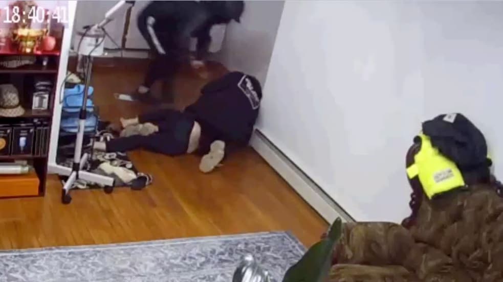 Buscan a 2 sospechosos en conexión con un violento robo en un apartamento de Queens
