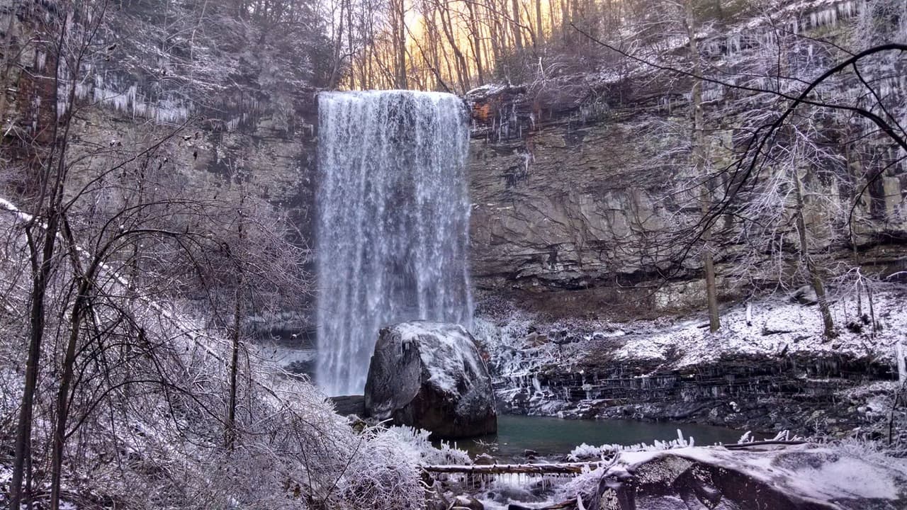 El parque también ofrece disc golf, un estanque de pesca, senderos para montar a caballo, hacer un picnic y miradores.