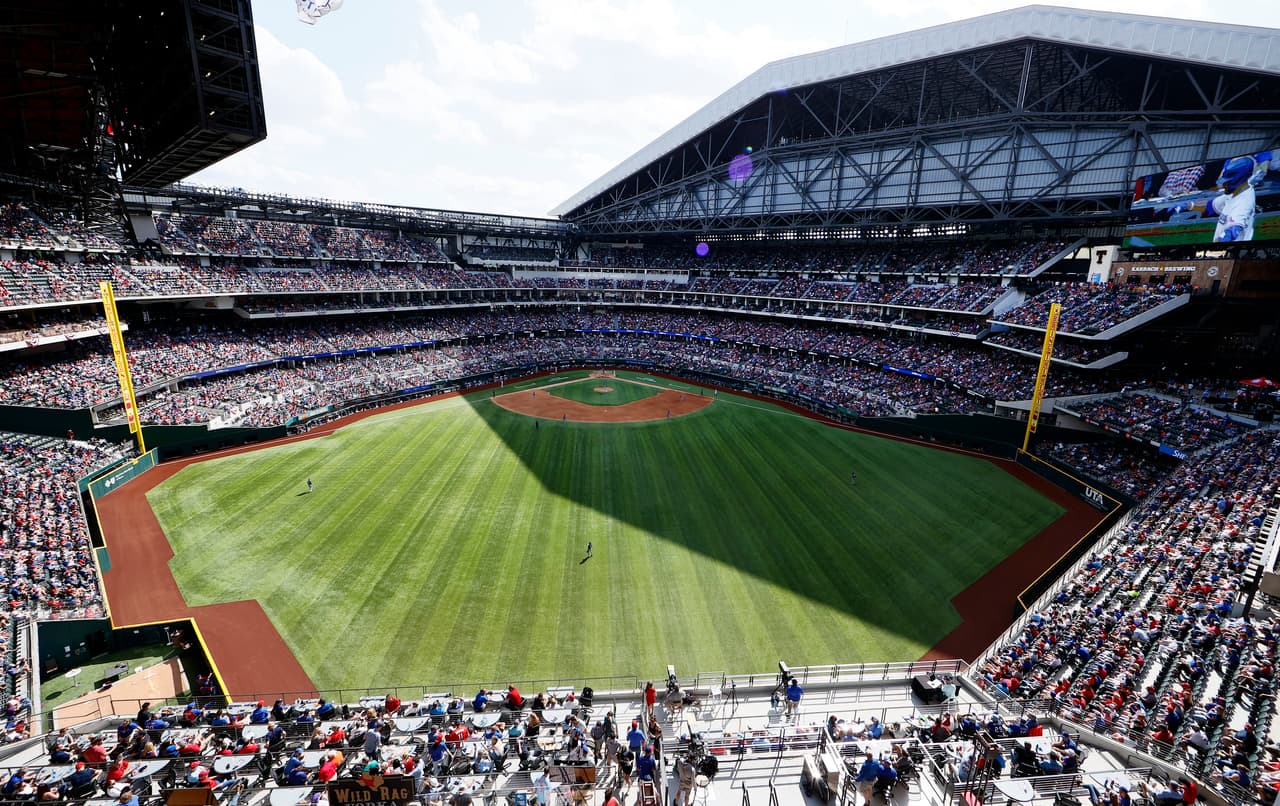 <b>Globe Life Field en Arlington -</b> Los Texas Rangers no requieren el uso de mascarillas en el parque de pelotas Globe Life Field, pero sí piden a sus aficionados que guarden el distanciamiento social y aún no abren a capacidad máxima el estadio.
<br>