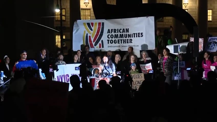 Los manifestantes representaban una diversa coalición de activistas, miembros de organizaciones pro-inmigrantes y personas potencialmente afectadas por las políticas propuestas. Entre la multitud se podían escuchar consignas como "sin miedo" y "los inmigrantes son bienvenidos".