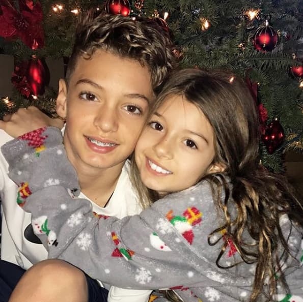 Ambos heredaron el atractivo y talento de sus papás así que no sería raro verlos triunfar en la televisión cuando crezcan.