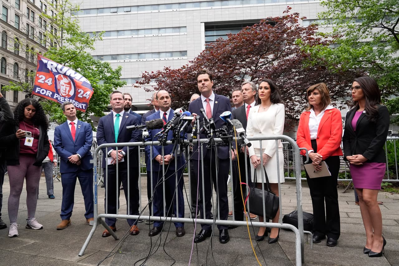 Gaetz, acompañado de más representantes republicanos, en las afueras de la corte donde está Trump