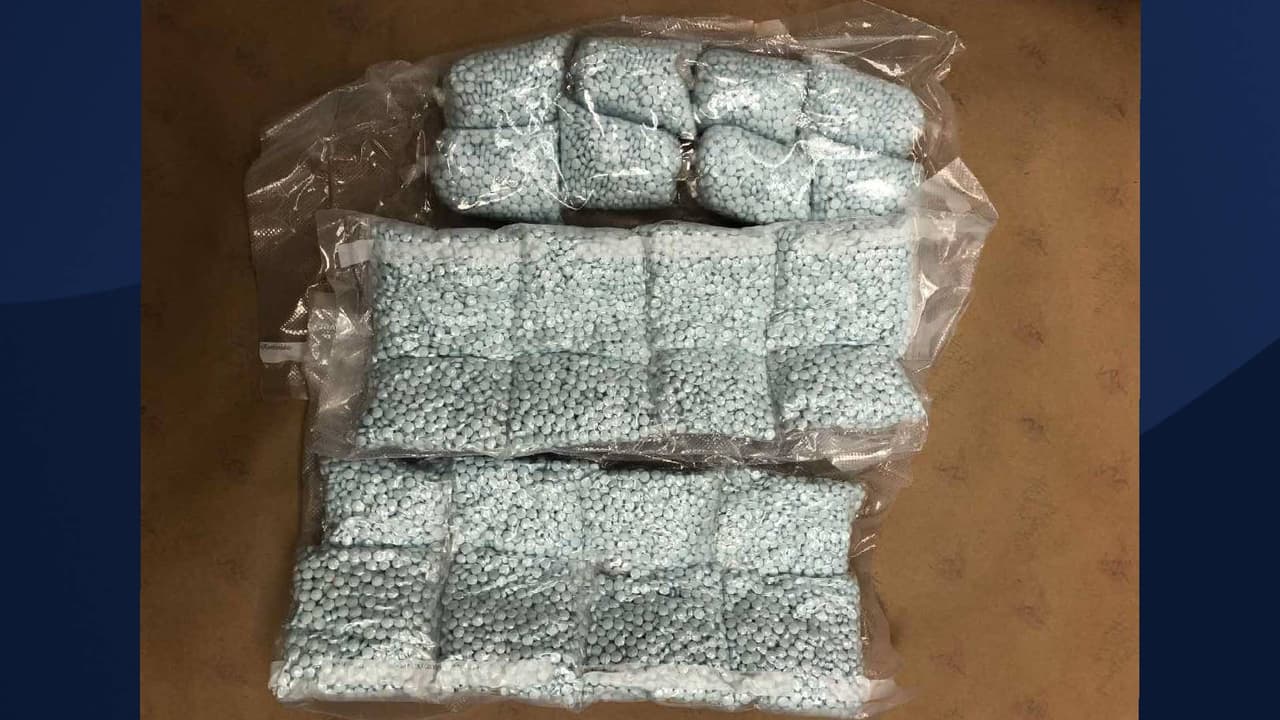 Autoridades de Gila encontraron cerca de 50,000 
<i>pastillas narcóticas mezcladas con fentanilo</i> escondidas en una maleta en el vehículo. “Las pastillas de fentanilo incautadas tienen un valor en la calle de $ 1,250,000 dólares”, indica la Oficina del Sheriff del condado de Gila. 
<br>