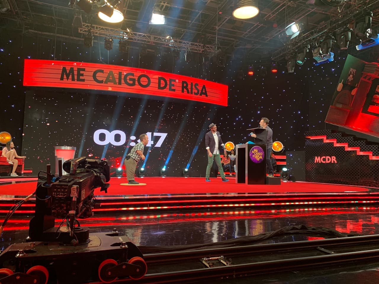 El reto terminó antes de que el escenario quedara todo vomitado. Entonces tocó el turno a 
<a href="https://www.univision.com/shows/me-caigo-de-risa/carlitos-y-ricardo-forman-el-mejor-equipo-en-amasando-ando-video" target="_blank">Carlitos 'El Productor' y a Ricardo, quienes jugaron 'Amasando ando</a>' . No podíamos creer la habilidad de Ricardo para amasar y de Carlitos para adivinar. Acertó con una bota, un muñeco de nieve, un gorro de chef, una palmera y un par de muletas.