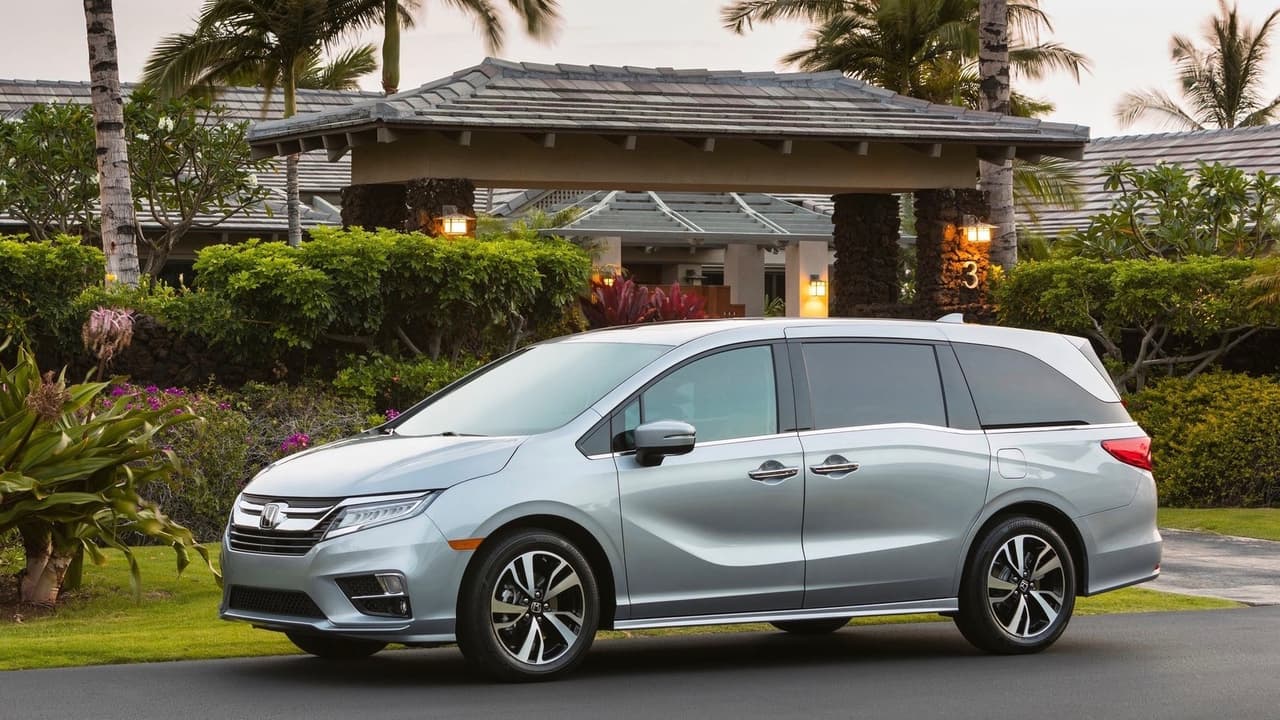 <h3 class="cms-h3-H3">Minivan: Honda Odyssey. </h3>
<br>
<br>La minivan de Honda parece ser la favorita de todos, U.S. News & World Report la reconoció por su larga lsita de tecnologías de fácil uso para la familia, su maniobrabilidad, aceleración y su sistema de infoentretenimiento, aunque consideraron un demérito el que hay que remover la segunda fila de asientos para aprovechar la totalidad del área de carga..
<br>
<br>FInalista:
<b> Chrysler Pacifica</b> y 
<b>Chrysler Pacifica Hybrid</b>.
