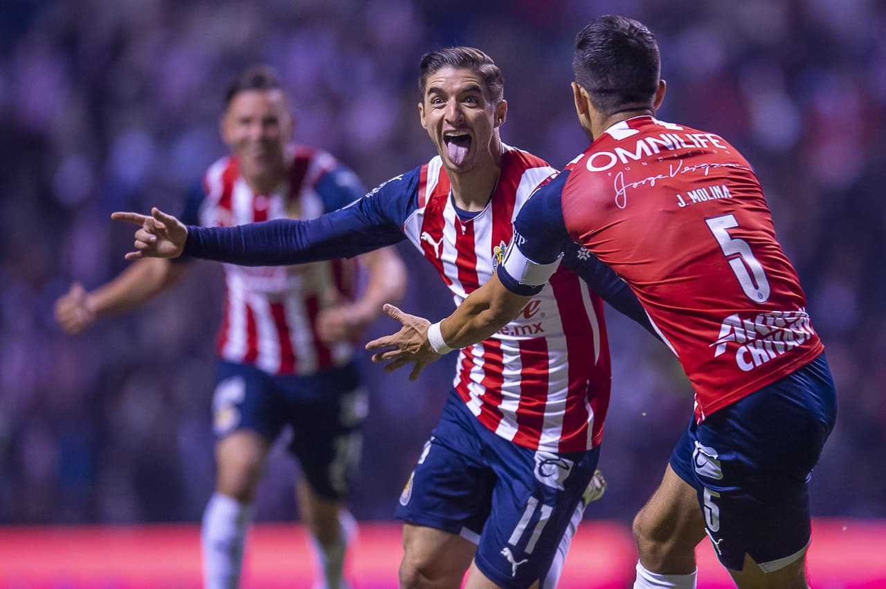 En apenas 6 minutos, Chivas se hacía presente en el marcador con un disparo cruzado de Isaác Brizuela tras un rebote en los linderos del área.