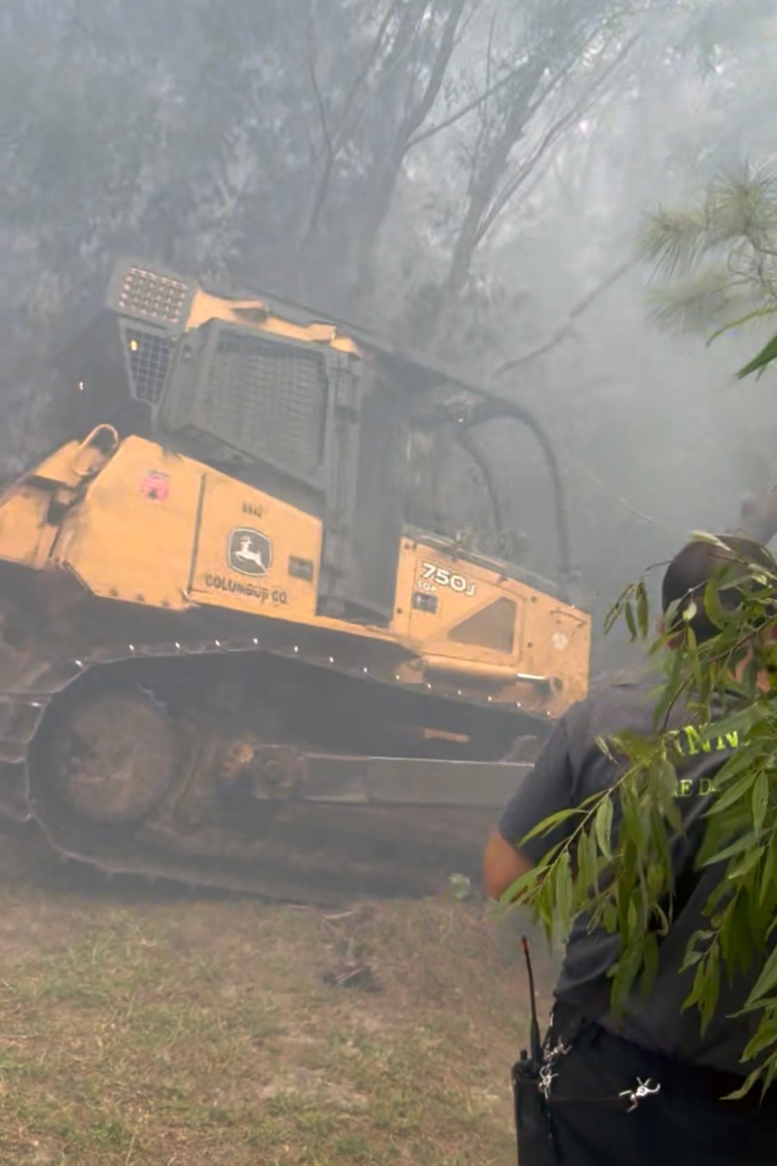 Bomberos y voluntarios trabajan junto con equipos del condado vecino de Brunswick y el Servicio Forestal de Carolina del Norte para sofocar el fuego y proteger las zonas residenciales.