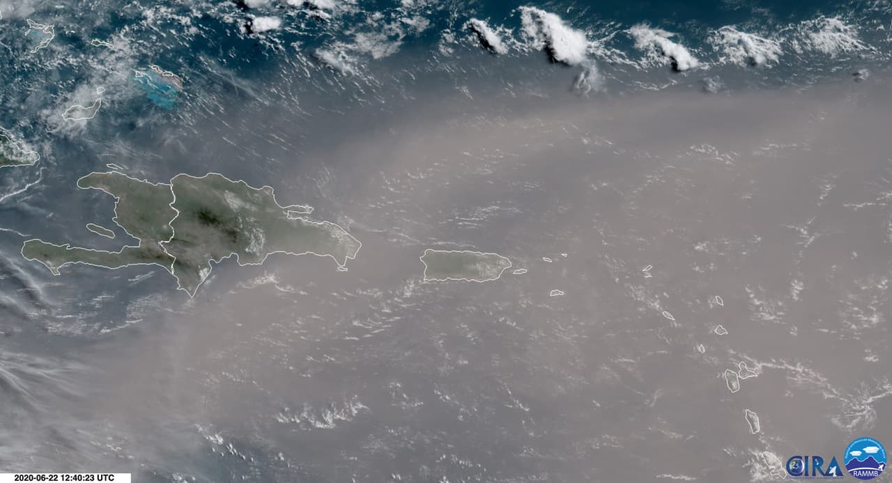 Así luce hoy Puerto Rico desde el espacio, arropado por una extensa y densa nube de polvo del Sahara. Este evento no se había registrado hace más de 50 años.