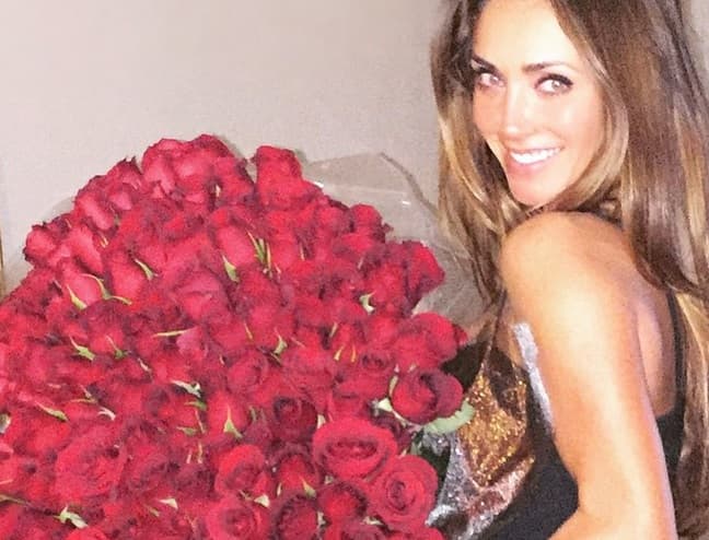 "Es eterna nuestra historia y en el carrusel de mi memoria oigo voces en mi mente fuertemente, intensamente, están ahí, están ahí...", canta la ex RBD, quien con este tema agradece el apoyo de sus seguidores.